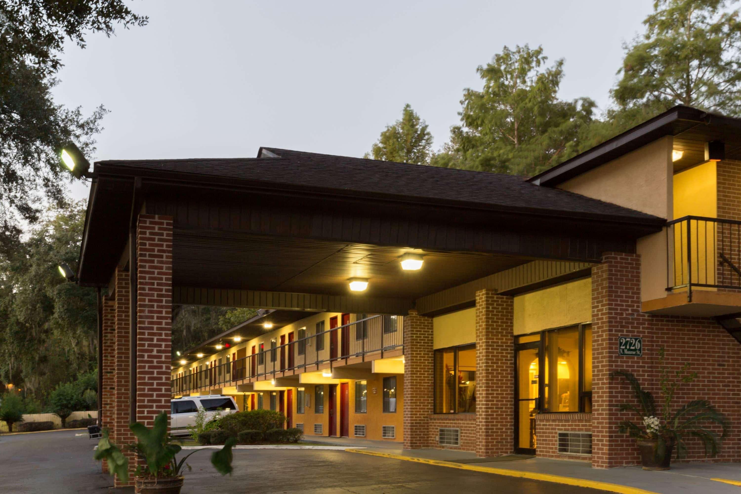 Howard Johnson By Wyndham Tallahassee Exterior foto